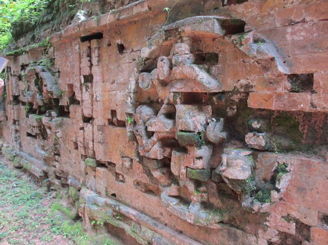 壁のレリーフは物語を表しているそう。