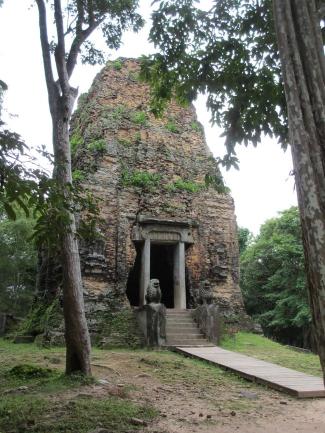 崩れそうなのを修復して支えている模様。