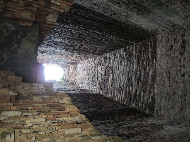 こちらも天井が無く、空が見える。<br /><br />もしかして、崩れちゃった？<br />