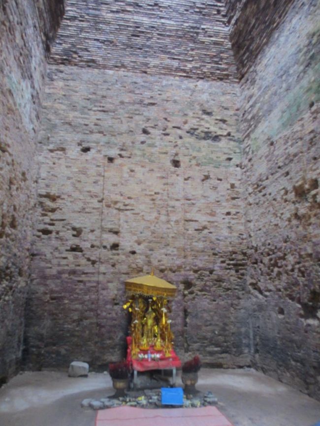 どなたを祀っているのか？<br /><br />お供えが有るけれど・・・