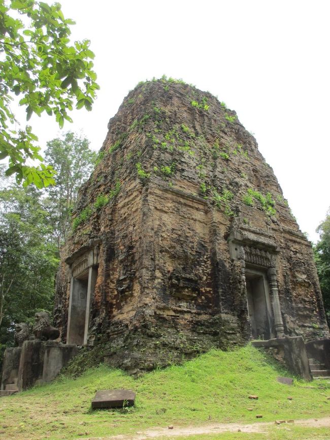 出入り口が狭いので、入場の際はご注意を。<br /><br />祠の中にあった神像はフランスの博物館が持ち帰ったそうだ。