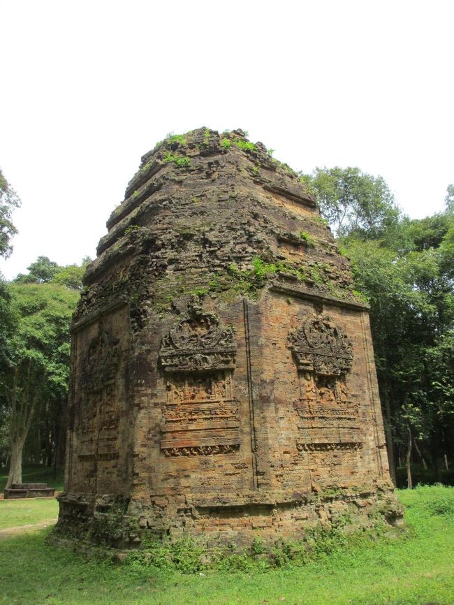 ８角形の祠堂も有って、珍しいらしい。<br /><br />法隆寺とかに影響したのかも。<br /><br />ロマンだねー。