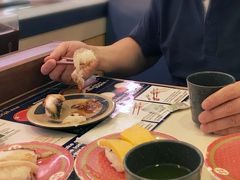 遅めのお昼ご飯を食べに車で出かけてぐるぐる廻るも、結局はホテル近くの「はま寿司」さんへ。
回転寿司にパクつく夫です。