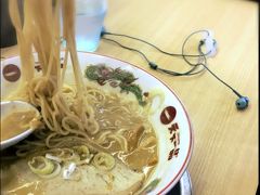 食べたりないという夫はさらに近くのラーメン屋さんへ。
なんでここにきて「天下一品」で食べる？

夫いわく、「沖縄の天下一品はまた味がちがう、沖縄っぽい」
ほんとうに？
注文しないわたしにも優しく接客していただきました!!
