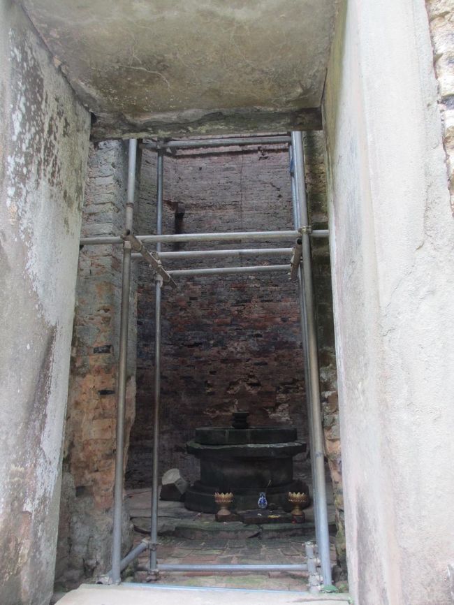 修復工事中の建物には入れない。<br /><br />危ないからね。