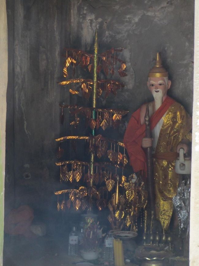 中にはレプリカの像が収められている。<br /><br />仏教っぽいね。