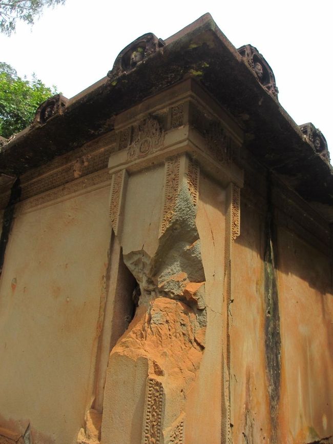 ひどい壊れようでしょうー。<br /><br />ポルポト時代に銃などで攻撃されたんだそう。<br /><br />戦争って、本当に嫌だね。