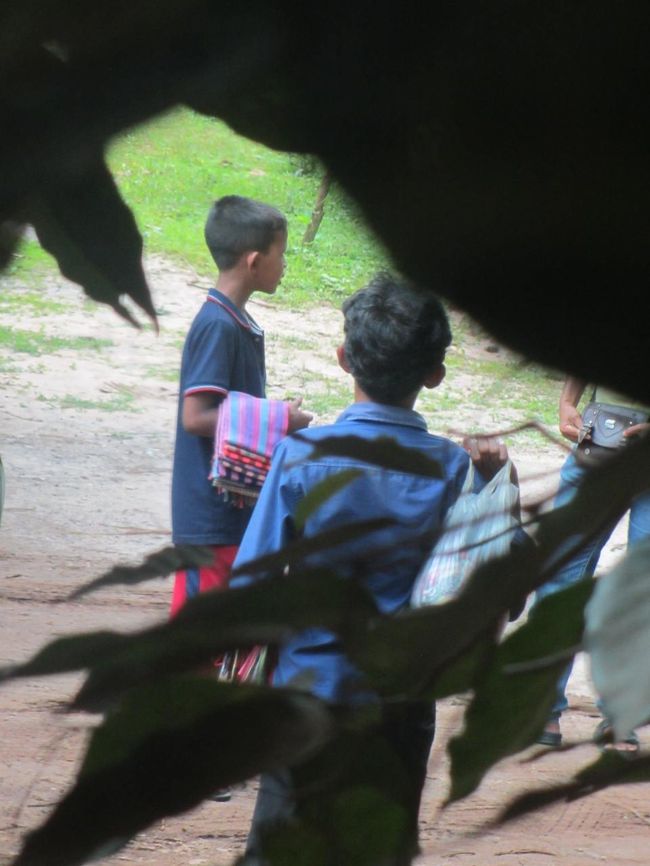 私達と遺跡を歩いたクロマー少年達。<br />売上が無いと、親御さんに叱られたりするのかな？<br /><br />「１ドル」攻撃を無視し続けてしまい、少し後悔した。<br />何枚かでも買えばよかったなー？