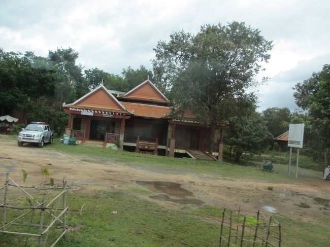 14：05　サンボー・プレイクック遺跡を出発<br /><br />いよいよ、シェリムアップに向けバスは進む。