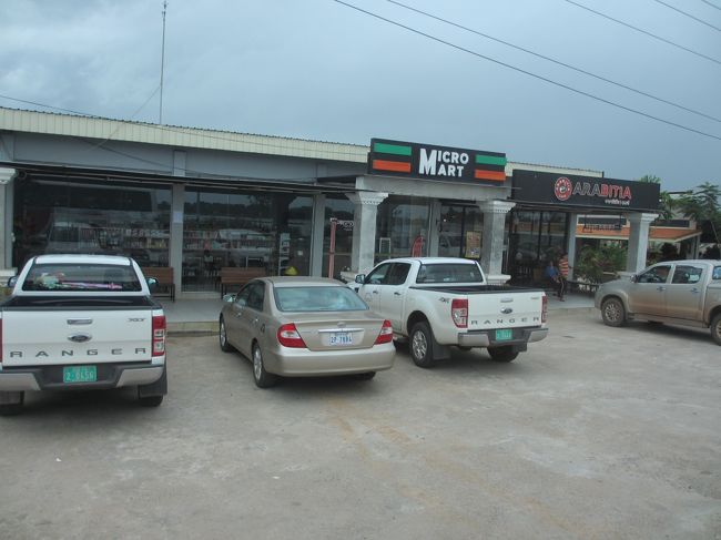 こちらもコンビニ的なお店がある。