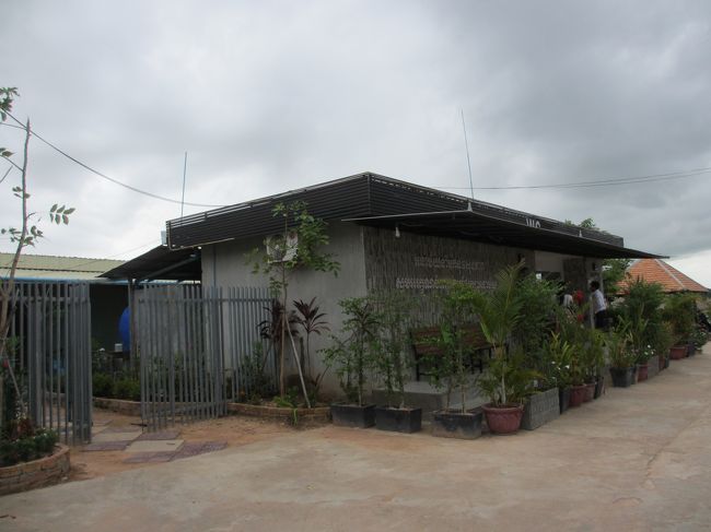 これがトイレ。<br /><br />お金を入れる箱はあるけれど、無料で使わせてもらった。<br /><br />比較的キレイでほっとする。