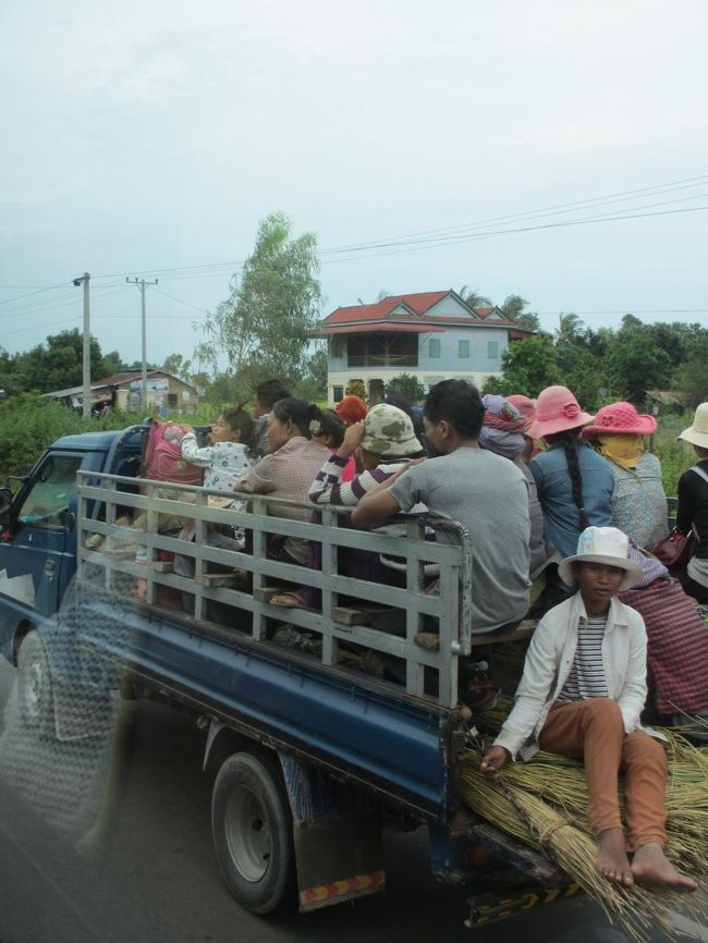 地元の方の帰宅風景。<br /><br />こんなに沢山乗っちゃう？　危ないよー。