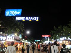 ナイトマーケット通りへ。

西洋からお越しの観光客で賑わう。
