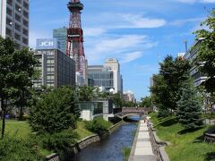 『創成川公園』
川に沿って作られた緑地公園です。
ここから札幌テレビ塔を眺めるのも良いポイントです。