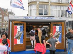 オランダといえば、ハーリング。ハーリングはあちこちのキッチンワゴンでいただけます。コーニング広場の「FRENS HARINGHANDEL」で買ってみました。
