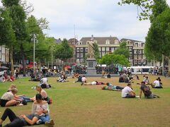 おしゃれスタバ好きの僕としては、アムステルダムで寄っておきたいスタバがあります。レンブラント広場にある「The Bank」。