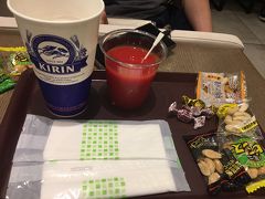 時間潰しにエアポートラウンジへ。
セントレアのラウンジはビールやハイボールなどのアルコールも飲み放題！
とりあえずビールとトマトジュースで乾杯し、新聞や雑誌を読んで時間を潰しました。
