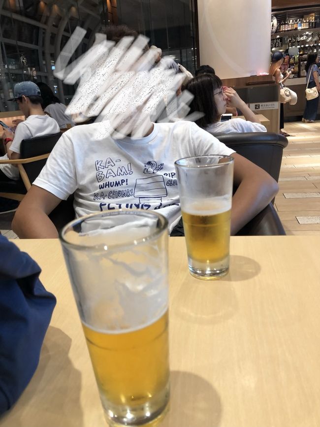 出国審査も数分で完了<br />搭乗前の一杯。機内で飲めると分かっても。<br />