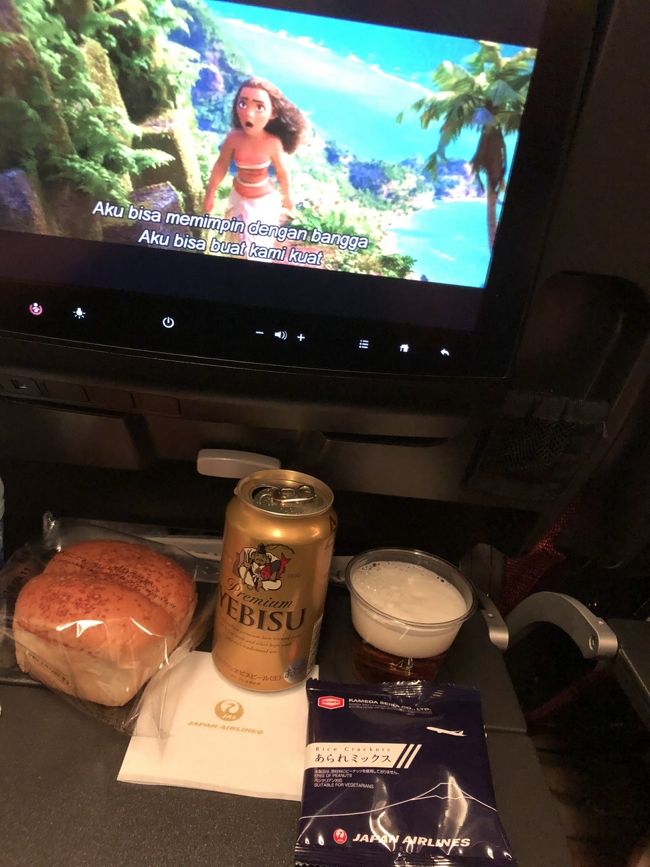 離陸してすぐ夜食のパン（バジル味）が配られました。映画が超豊富。エビスを飲みながら「モアナ」を見ました