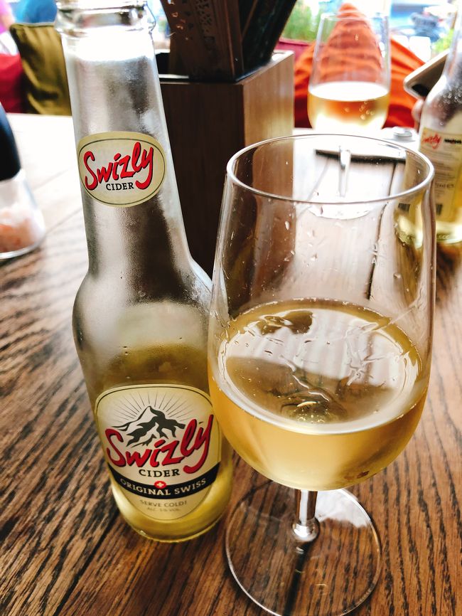 　スイス産のシードルで喉を潤します。腹ごしらえが完了したら、コンスタンツまでボーデン湖沿いを移動です！途中、チューリッヒのラディソンにスーツケースの状況を確認したところ、無事にピックアップされたの事。まずは、これでひと安心。