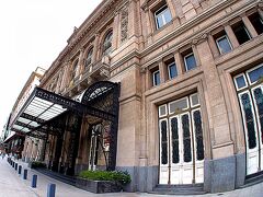 「テアトロ・コロン／コロン劇場」

1889年に建設が開始され、1908年に完成。

世界三大劇場のひとつです（ミラノのスカラ座・パリのオペラ座・そしてここブエノスアイレスのコロン劇場です）。