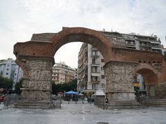 少し歩くと300年ごろに作られた凱旋門が見えてくる。
ローマの勝利を記念しているらしい。
ここを右折。
