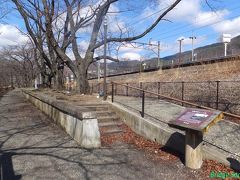 【旧勝沼駅ホーム跡】
桜の名所になっていますが、昔は通過可能なスイッチバック駅でした。