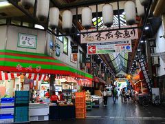 帰りは黒門市場を見物。中国人多し。無料休憩所はまだ開いてなかった。
ドン・キホーテでフェリー移動中の食料を調達。ドンキは銀聯カードやエディは使えるのにクオカードは使えないんだ。朝っぱらから開いているからそれだけで十分ありがたい。
９時半ごろ大阪駅中央改札前でMさん、Rさんを待つが１０時になっても見つからず。WIFIをあてにしていたセブンイレブンは駅構内に３カ所あったがいづれもWIFIが使えず。やらかしたかな。通信手段が無いのは致命的だったか。昭和の待ち合わせみたいになってしまった。女性の二人連れを見つけては「Mさん、じゃないですよね」とか声をかけるも全敗。