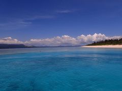 ランチ休憩をしに水納島に上陸です。
屋内の水納港旅客待合所でお弁当を食べました。