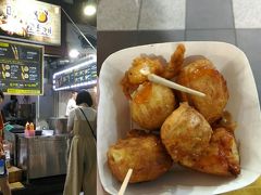 西帰浦オルレ市場で、買い食い。カニの揚げ物など。