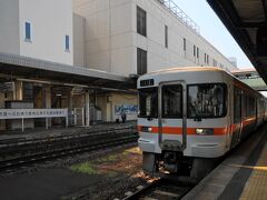 津駅でJR紀勢本線に乗り換え、亀山駅に向かいます。
