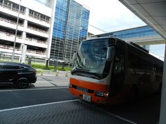 10分ほど遅れて羽田空港に到着。
その後、成田空港へ移動しなくてはいけません。
電車で行く方が運賃は安いのですが、大きなスーツケースを持って電車に乗るのは大変なのでリムジンバスで移動することにして、事前に予約しておきました。このバスは予約で満席だったので、予約しておいて良かったです。
羽田～成田間3100円かかります。ちょっと高い気がしますが仕方ないですよね。