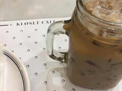 お昼はサイアムパラゴンのＧ階にある
「KLOSET CAFE」で。
おしゃれな雰囲気のレストランでした。
写真は昨日からハマっているタイ式の紅茶。