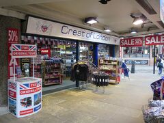 バスでピカデリーサーカスまで移動して、いわゆるご当地土産を売るお店Crest of Londonでお土産探し。でっかくLONDONと書かれた義父向けのキャップを6ポンドでお買い上げ。