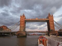 ロンドンのシンボルのひとつ、タワーブリッジまでやってきた。上流側（西側）は夕日に照らされて赤っぽく。