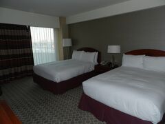 翌日以降の観光に備えて、この日は空港近くのホテルを取りました。
「Hilton Boston Logan Airport」のツインルームです。