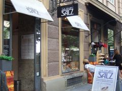 昨日、うろついてて偶然見つけたSalz
店内は子連れ日本人家族が数組、塩の試食で賑わってました。裕福だなぁ。近隣国に駐在なのかな？子連れは関西弁率が高い気がする。
私は試食しなかった。喉乾きそうだし、美味しんだろうけど食指が動かない（笑）
どこで買っても同じ塩だと思いますが店名シール付いてブランド化されてます。スーパーで買うより、お土産には良いかもね。
他の日本人観光客が買うの見て興ざめして、安くないし、あんまり買わなかった（笑）