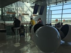 HEL-RIXは別ギリチケットという事もあり、一度入国して再度チェックイン。

乗継FY1075便はお安いチケットだと預け荷物は有料。しかーし、ワンワールドエメラルドだと１人１個無料。いいぞー、フィンエア。

再度チェックインしたら、出発まではしばしフィンエアーのシェンゲンエリアのラウンジへ。