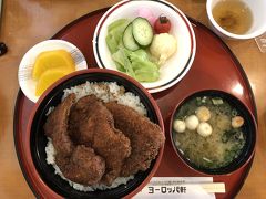 敦賀でソースカツ丼を食べようとヨーロッパ軒本店へ
12：30頃だったでしょうか、驚きの20組待ち(´△｀)↓
こりゃだめだ！ってことで、ヨーロッパ軒中央店へ
13組待ち…
低学年組が寝ていたので待つことにしました
テーブルに着いたら着いたでそこから20分くらいは待ったような…
なんて人気があるんでしょうか
それだけ待たされると期待が膨らみます
大きなカツが出てきて、やっとのことでお腹も気持ちも満たされました