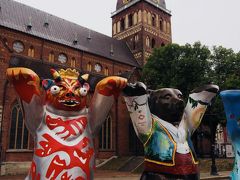 今回の旅はホテルの変更がないので、スーツケースの中を全てワードローブへ整理。

整理が終わったら19時ちょい前。
まだ明るいので早速外へ出ちゃいましょう。

ホテルの部屋から見えてたリガ大聖堂へ。
あら？大聖堂の前には世界各国のイメージで作られたクマさんがずらっと御鎮座。