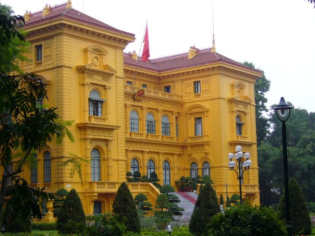 ホー・チ・ミン廟の近くにある大統領官邸。<br />黄色の壁が鮮やかですね（*＾ワ＾*）