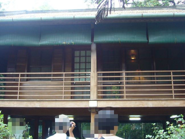 ホー・チ・ミン廟の近くにあるホー・チ・ミンの家です。<br />ガイドブックによると、この家には1954年～1969年の間に<br />ホー・チ・ミンが実際に生活をしていたそうです。