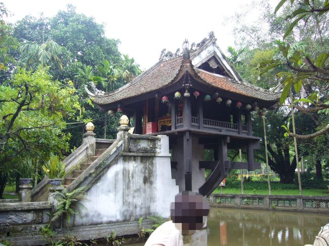 次に向かったのは一柱寺です。<br /><br />ガイドブックによると、この一柱寺は1049年に<br />李王朝時代の皇帝・李太宗(リー・タイトー)が<br />建立したとの事です。<br />長年子宝に恵まれなかった李太宗でしたが、<br />ある日、夢の中に蓮の花の上に立つ観音菩薩が出てきました。<br />その時に子供が授かると言う予言をされ、<br />後日本当に子供が誕生したとの事。<br />その時の感謝の気持ちを表して夢の中の姿をイメージして<br />立てられたとの事です。