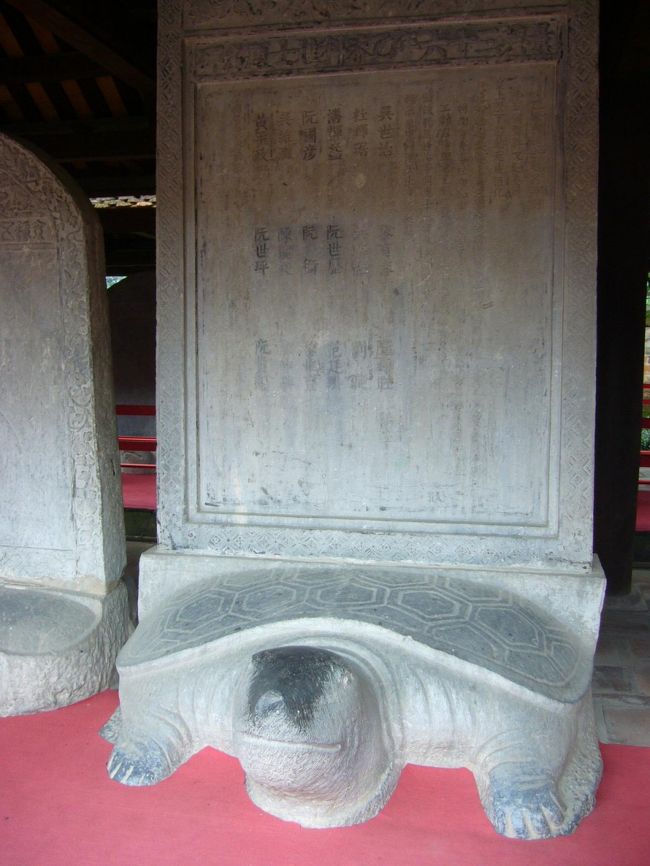 亀の上に乗っている石版には、<br />官吏の採用試験に合格した人の名前が刻まれています。