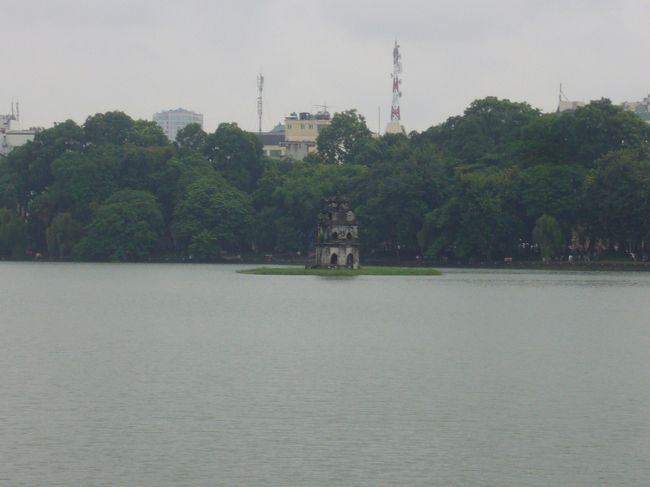 ホアンキエム湖に浮かぶ小さな祠。<br />ここでホアンキエム湖の伝説をご紹介。<br />Wikipediaを参考にしますが、<br />明からの独立を目指していたベトナムの<br />後黎朝大越国の初代皇帝の黎利(レ・ロイ)ですが、<br />戦いに苦戦していました。<br />ある日、黎利はホアンキエム湖の宝剣を手にし、<br />その剣によって明との戦いに勝利しました。<br />その後、黎利は湖の上で金の大亀から平和になったので<br />持ち主である竜王に剣を返すように啓示され、<br />湖の中心近くにある小島で剣を返しました。<br /><br />その小島がこの写真に写っているものです。