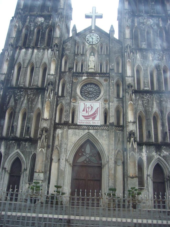 ハノイ大教会。<br />ここは車内から景色を見ただけです。<br />ガイドブックによると、ここはハノイ最古の教会で、<br />仏教寺院の跡地に1886年に建造、<br />フランス統治下の1912年に双塔のネオ・ゴシック様式に<br />改築されて現在に至るとの事です。