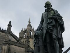 スコットランドが誇る偉人の一人アダム・スミスの像。