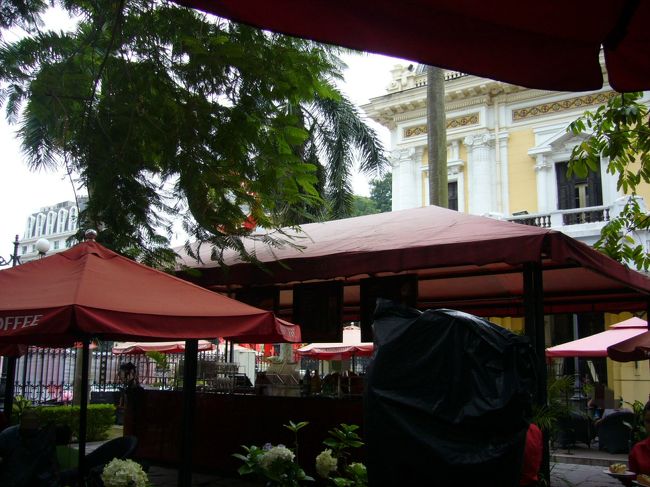 昼食をとるために、<br />ホテルの隣にあったハイランズコーヒーへ♪<br />雰囲気がとても良かったです。