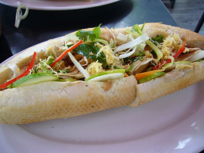 念願のバインミーがありました！！！！！<br />ずっと食べてみたかったんです。<br />ココにはビーフ、ツナ、チキンと３種類あって、<br />私はビーフをオーダーしました。<br />美味しかったぁ（*＾ワ＾*）