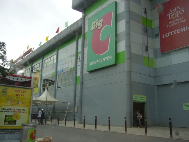 ホテルからは少し離れていますが、<br />タイに行った時に大変お世話になった（！？）<br />「Big C」がベトナムにもあるので、<br />タクシーで行ってみる事にしました。